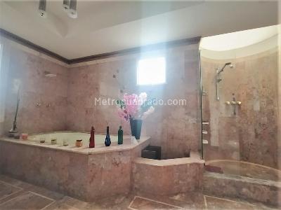 Casa de 5 alcobas en venta en El Poblado, Medellín, 430 m² · foto 13 de 16
