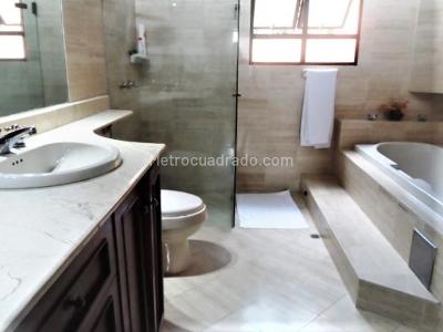 Casa de 3 alcobas en venta en El Poblado, Medellín, 266 m² · foto 14 de 20