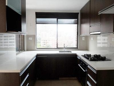Apartamento de 3 alcobas en arriendo en El Poblado, Medellín, 136 m² · foto 4 de 12