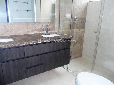 Apartamento de 3 alcobas en arriendo en El Poblado, Medellín, 136 m² · foto 9 de 12