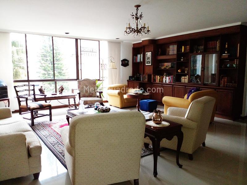 3BR Apartment with Balcony in El Campestre, El Poblado - 2
