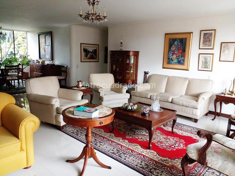 3BR Apartment with Balcony in El Campestre, El Poblado - 3