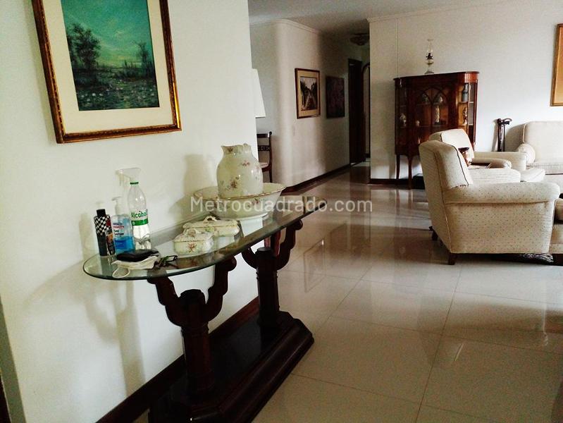 3BR Apartment with Balcony in El Campestre, El Poblado - 4