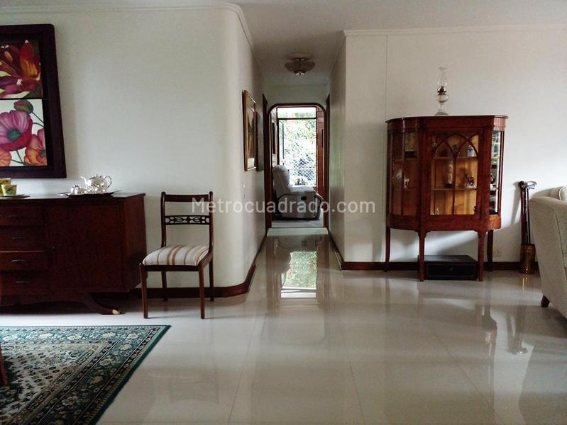 3BR Apartment with Balcony in El Campestre, El Poblado - 5