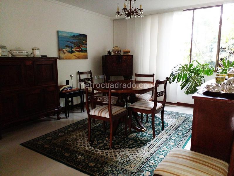 3BR Apartment with Balcony in El Campestre, El Poblado - 6