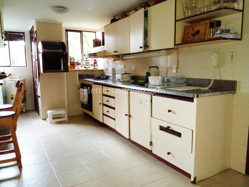 3BR Apartment with Balcony in El Campestre, El Poblado - 7
