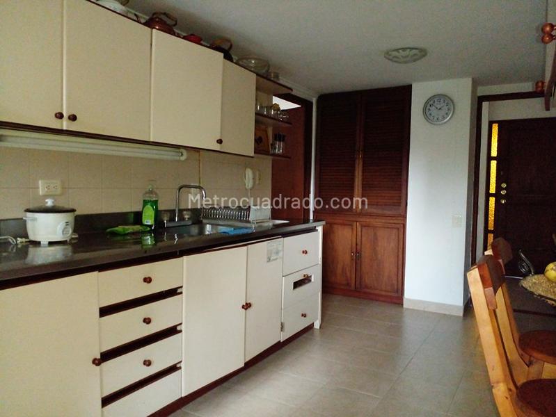 3BR Apartment with Balcony in El Campestre, El Poblado - 8