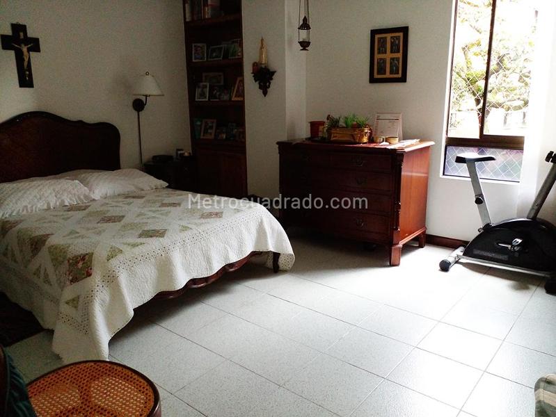 3BR Apartment with Balcony in El Campestre, El Poblado - 9