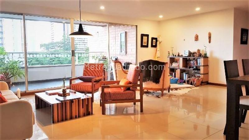 3BR Apartment with Balcony and Covered Parking in Los Balsos, El Poblado