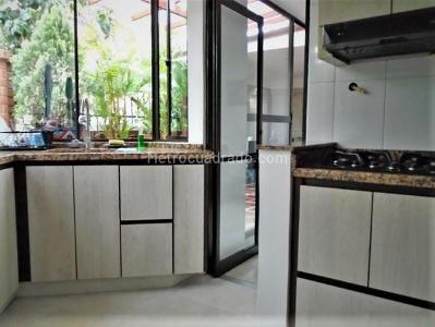 Apartamento de 2 alcobas en venta en El Poblado, Medellín, 150 m² · foto 7 de 13