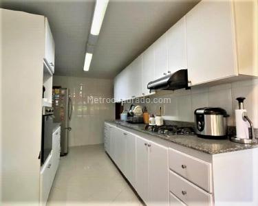 Apartamento de 3 alcobas en venta en El Poblado, Medellín, 237 m² · foto 6 de 17
