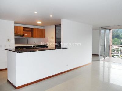 Apartamento de 2 alcobas en arriendo en El Poblado, Medellín, 130 m² · foto 2 de 10