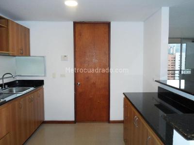 Apartamento de 2 alcobas en arriendo en El Poblado, Medellín, 130 m² · foto 4 de 10