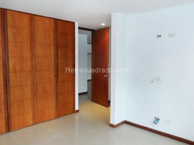 Apartamento de 2 alcobas en arriendo en El Poblado, Medellín, 130 m² · foto 7 de 10