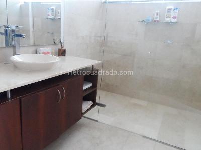 Apartamento de 3 alcobas en arriendo en El Poblado, Medellín, 250 m² · foto 15 de 16