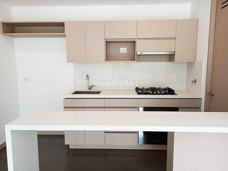 Apartamento de 2 Alcobas con Balcón y Parqueadero Cubierto en El Poblado - 3
