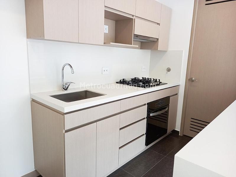 Apartamento de 2 Alcobas con Balcón y Parqueadero Cubierto en El Poblado - 4