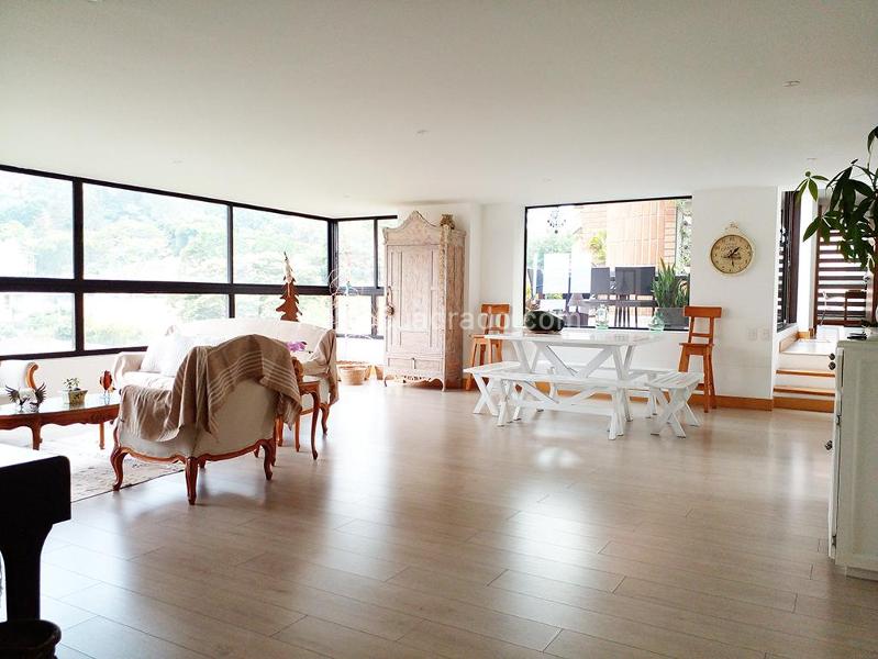 Apartamento Moderno de 4 Alcobas con Jacuzzi en Los Balsos