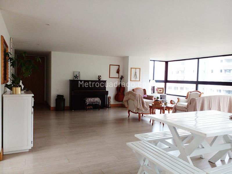 Modern 4BR Apartment with Jacuzzi in Los Balsos - 2