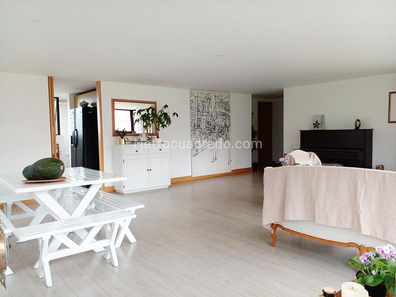 Modern 4BR Apartment with Jacuzzi in Los Balsos - 3