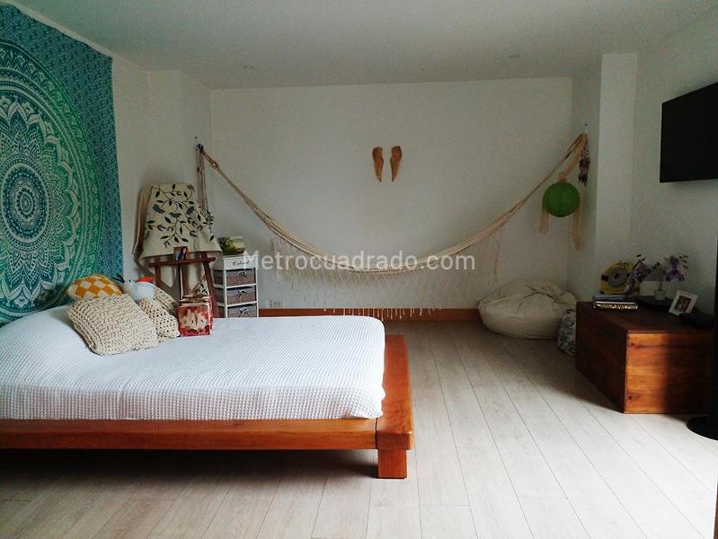 Modern 4BR Apartment with Jacuzzi in Los Balsos - 9