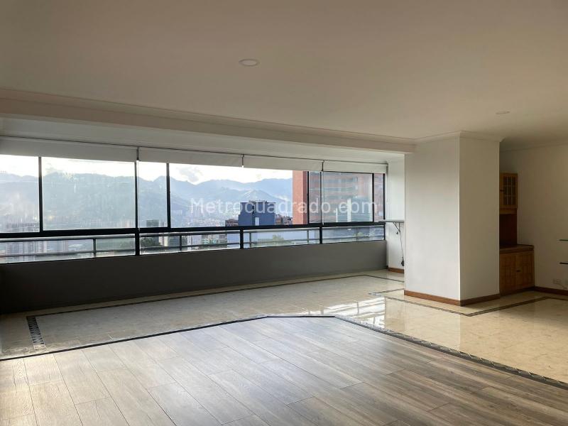 Apartamento de 3 Alcobas en El Poblado con Estudio y Biblioteca en Conjunto Cerrado