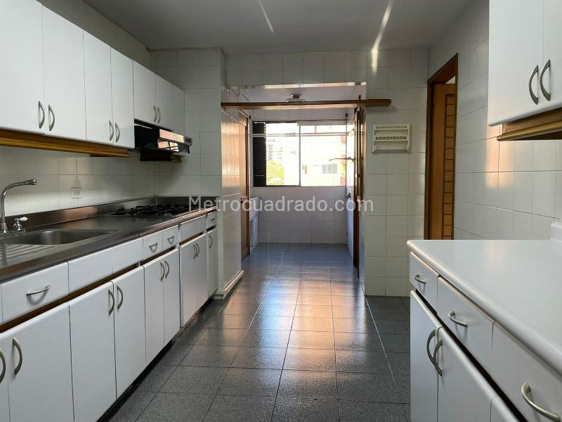 3BR Apartment in El Poblado Closed Unit with Study & Library - 7