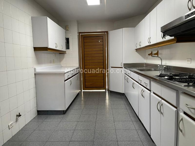 3BR Apartment in El Poblado Closed Unit with Study & Library - 8