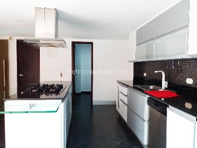 Casa de 4 alcobas en venta en El Poblado, Medellín, 330 m² · foto 10 de 19