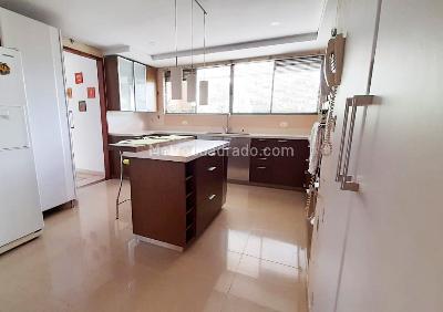 Apartamento de 3 alcobas en venta en San Lucas, Medellín, 400 m² · foto 3 de 19