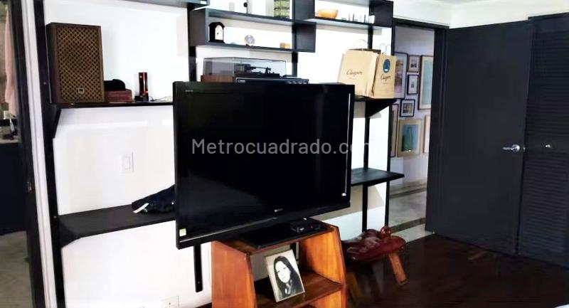 Apartamento Amplio de 4 Alcobas con Piscina en El Poblado - 4