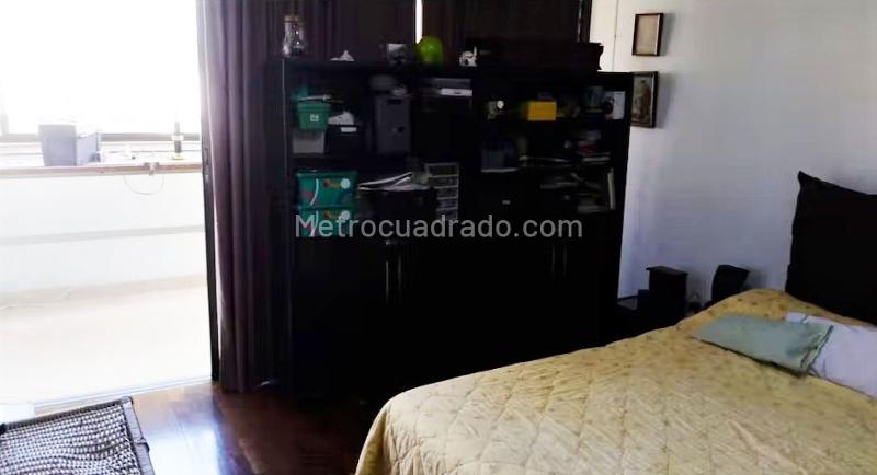 Apartamento Amplio de 4 Alcobas con Piscina en El Poblado - 8