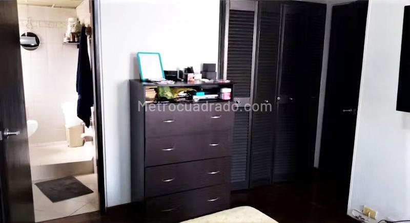 Apartamento Amplio de 4 Alcobas con Piscina en El Poblado - 9