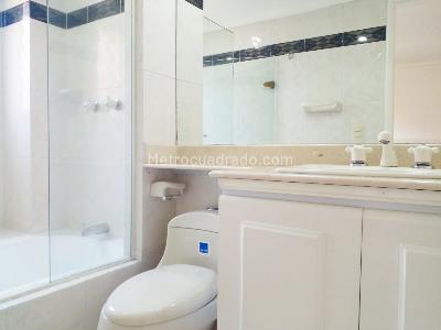 Apartamento de 4 alcobas en venta en El Castillo, Medellín, 250 m² · foto 17 de 19