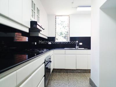Apartamento de 4 alcobas en venta en El Castillo, Medellín, 250 m² · foto 7 de 19