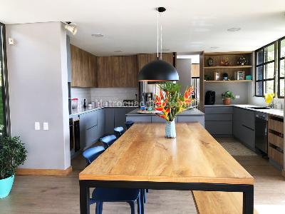 Casa de 5 alcobas en venta en Loma Del Escobero, Medellín, 300 m² · foto 3 de 20