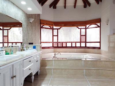Casa de 4 alcobas en venta en El Poblado, Medellín, 1125 m² · foto 18 de 20
