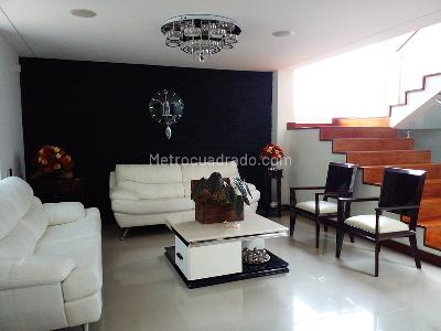 Casa de 3 alcobas en venta en El Poblado, Medellín, 372 m² · foto 2 de 19