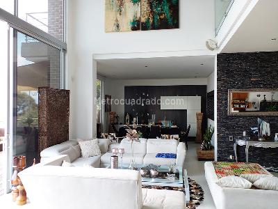 Casa de 3 alcobas en venta en El Poblado, Medellín, 450 m² · foto 2 de 18