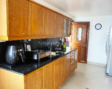 Apartamento de 3 alcobas en venta en El Poblado, Medellín, 223 m² · foto 9 de 15