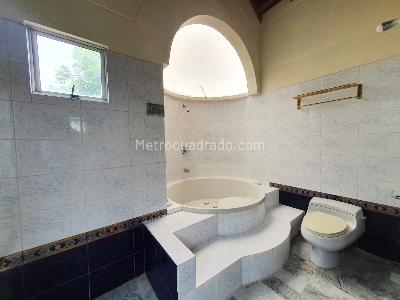 Casa de 3 alcobas en venta en El Poblado, Medellín, 336 m² · foto 11 de 16