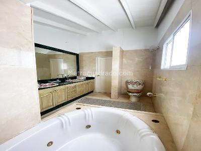 Casa de 5 alcobas en venta en El Poblado, Medellín, 385 m² · foto 13 de 18