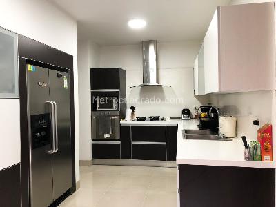 Apartamento de 3 alcobas en venta en El Poblado, Medellín, 235 m² · foto 4 de 14
