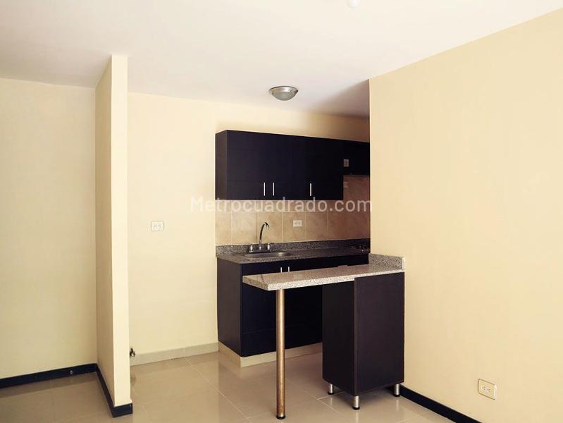 Apartamento de 3 Alcobas con Zona de Servicio y Balcón en El Poblado - 4