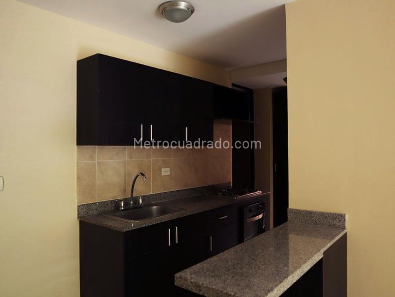 Apartamento de 3 Alcobas con Zona de Servicio y Balcón en El Poblado - 5