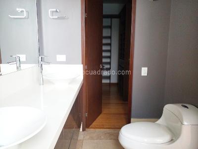 Apartamento de 3 alcobas en venta en El Castillo, Medellín, 270 m² · foto 15 de 17