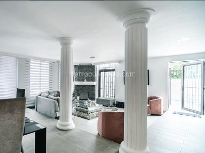 Casa de 4 alcobas en venta en La Asomadera, Medellín, 400 m² · foto 2 de 19