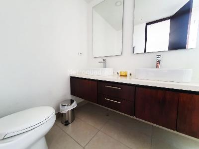 Apartamento de 2 alcobas en arriendo en El Poblado, Medellín, 130 m² · foto 16 de 17