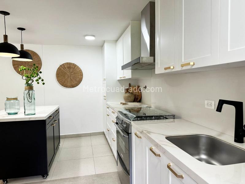 Furnished 2BR Apartment Near Mall in El Poblado - 8
