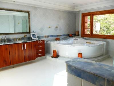 Casa en arriendo en El Poblado, Medellín · foto 9 de 13